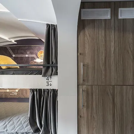 Metro Hostal *